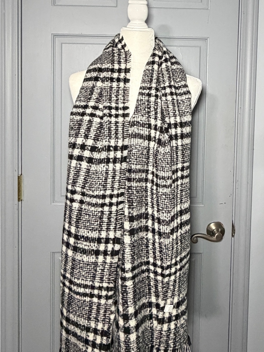 NWOT Black & White Plaid Knit Scarf Wrap 25x76